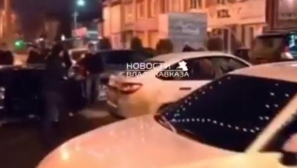 Парни затолкали украденную девушку в салон иномарки во Владикавказе. Видео